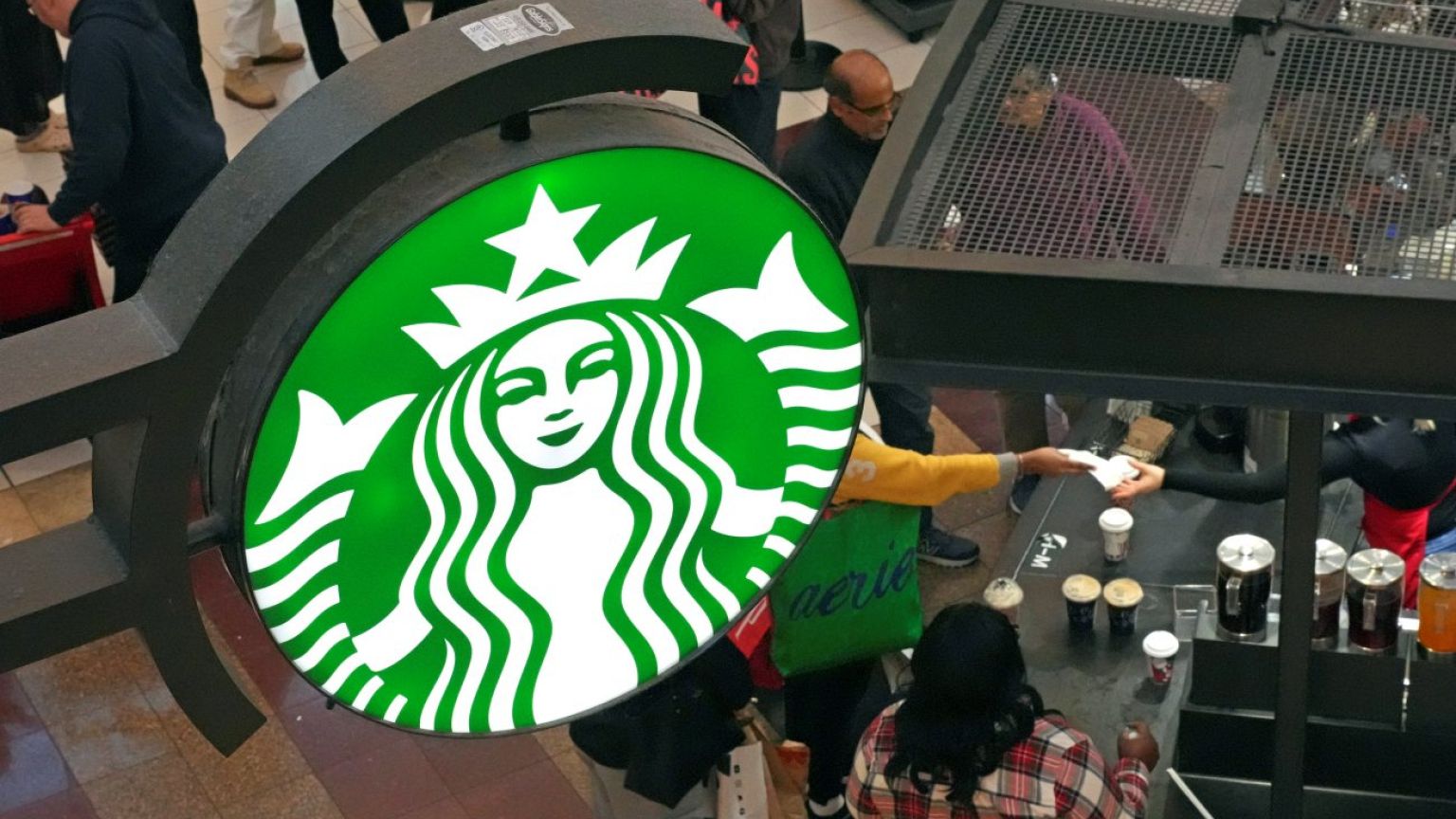 Starbucks’ta kıyafet krizi: Yüzlerce çalışan grevde