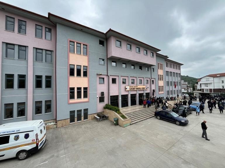 Lisede Feci Olay: 4. Kattan Düşen Öğrenci Ağır Yaralandı